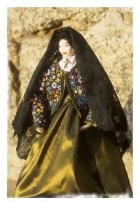 Femme corse dans le Sartenais, taffetas moiré et gilet à fleurs, grand voile lourd couvrant la tête dans le style espagnol retenu par deux grosses épingles
